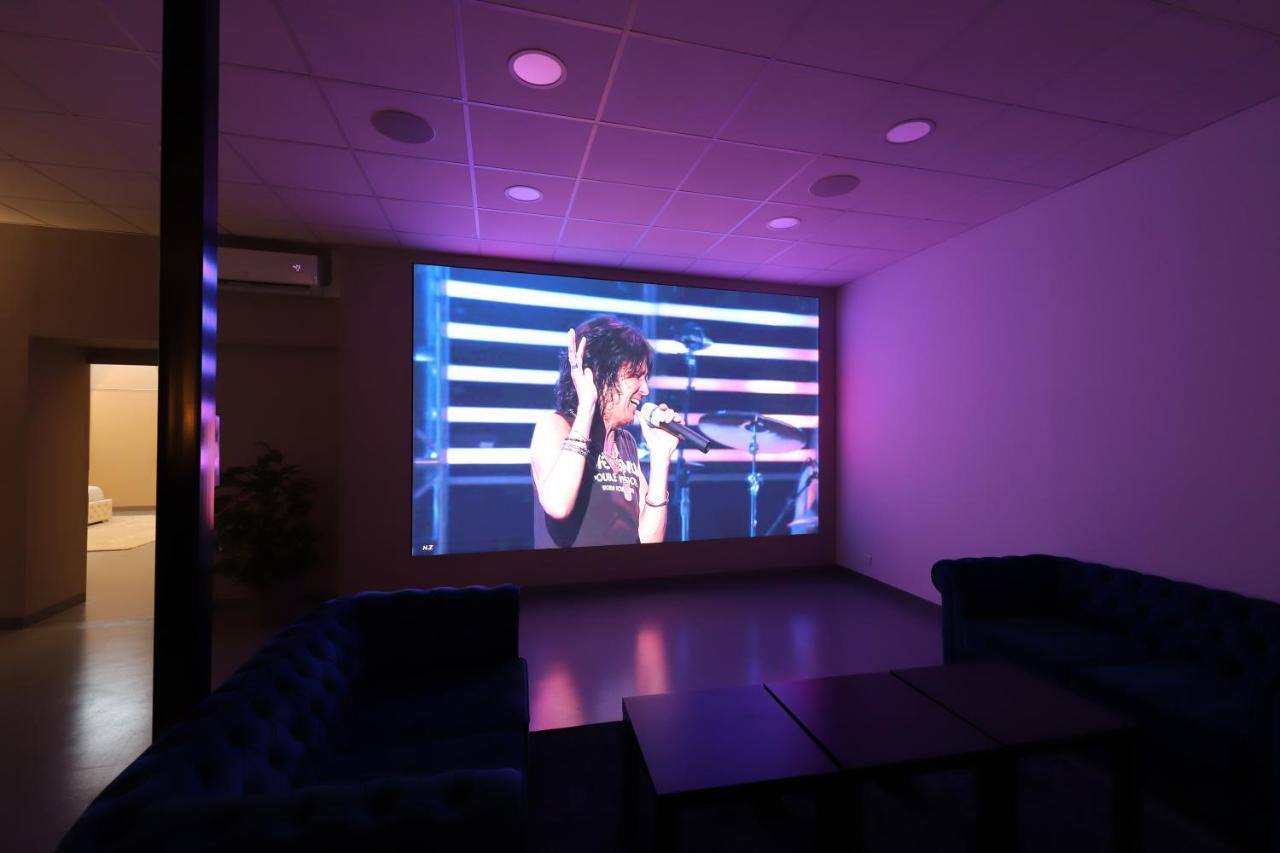Loft 250M2 Avec Ecran Led Geant De 10M2 Aparthotel Marseille Luaran gambar